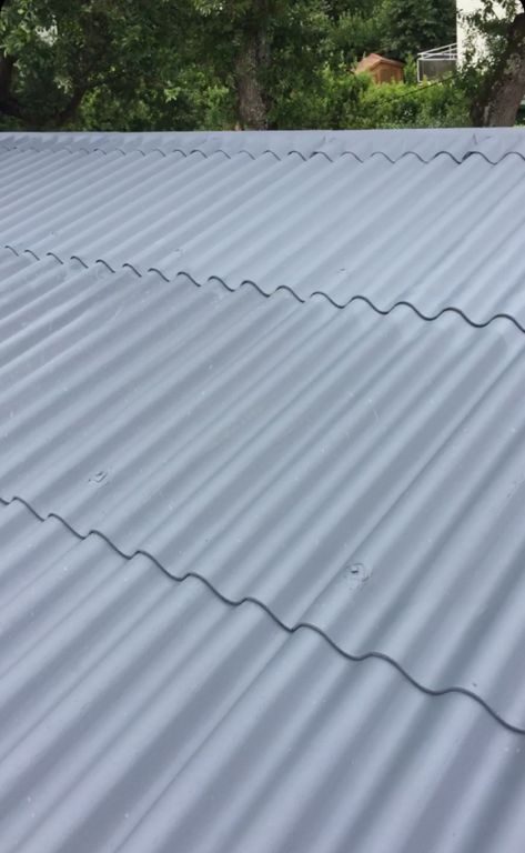 Toiture en plaques peinte en gris clair