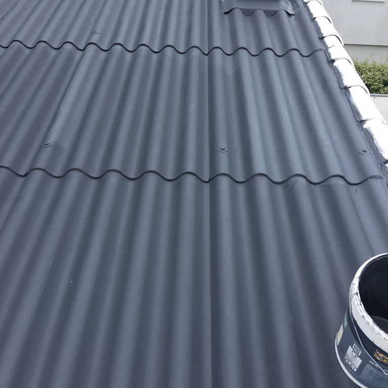 Plaques ondulées après nettoyage et peinture de toiture anthracite