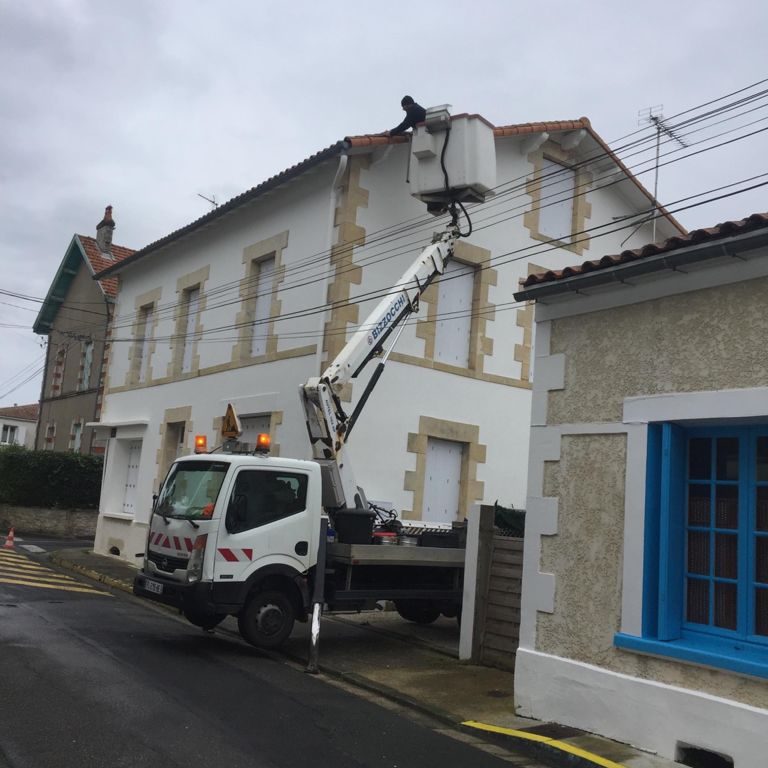 Nacelle de Hortica-Couverture devant une façade en pierre