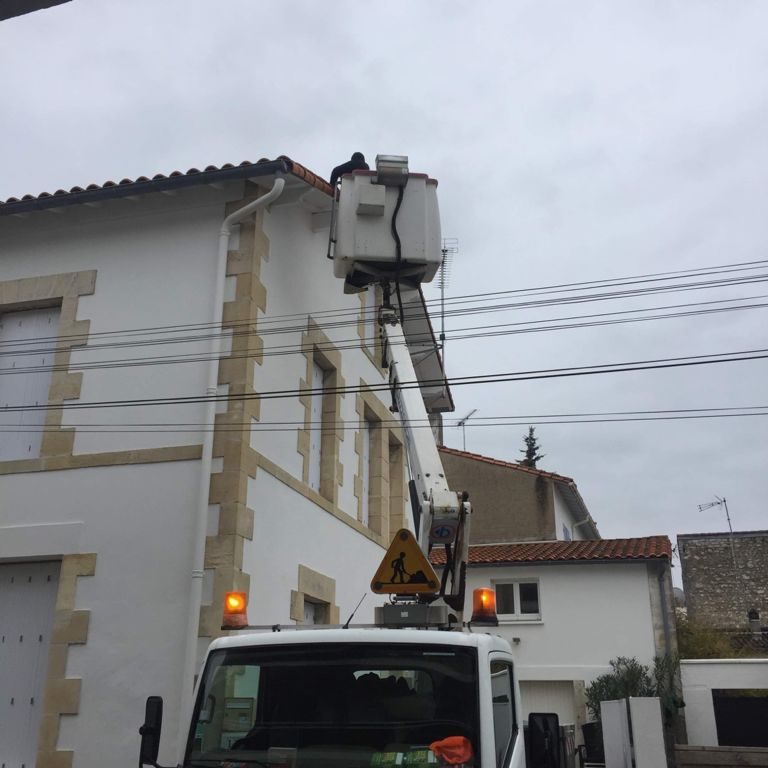 Nacelle devant une façade de maison de ville