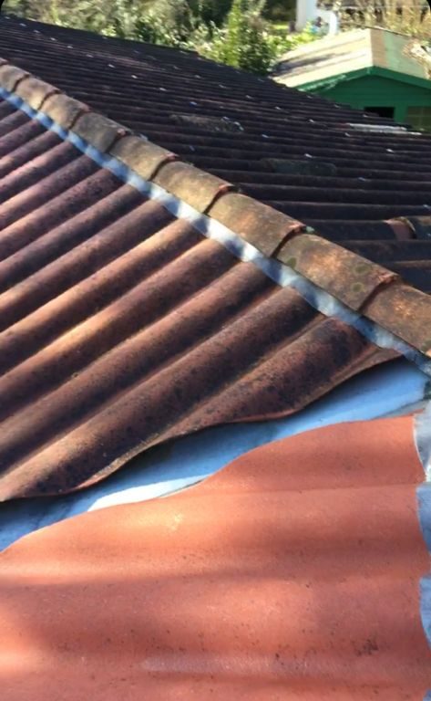 Noue et raccord en zinc sur une toiture en tuiles