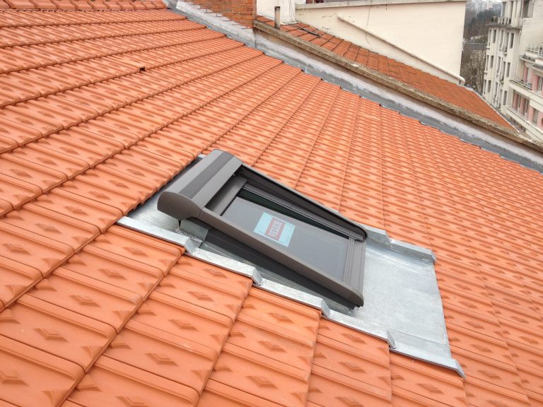Fenêtre de toit posée dans une couverture en tuiles avec son raccord d'étanchéité