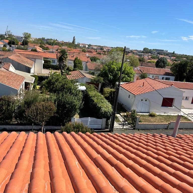 Couverture neuve au-dessus d'un quartier de Charente