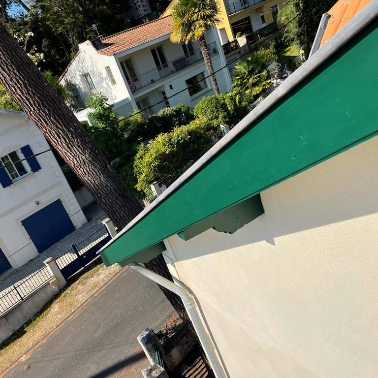 Avant-toit avec bandeau de rive et gouttière sur une maison de Charente