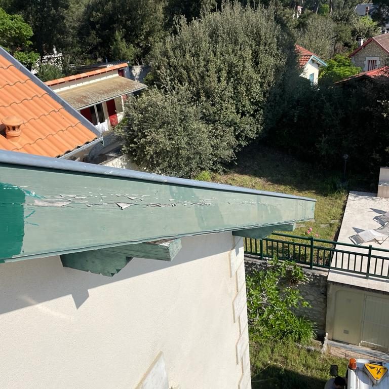 Avant-toit habillé vu depuis le toit