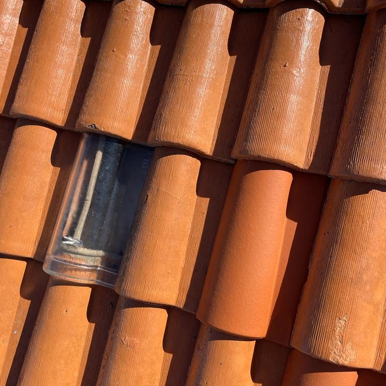 Tuile de verre intégrée à une couverture en tuiles canal